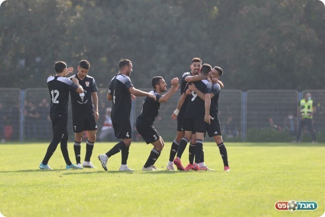 יש סיבה למסיבה. שחקני טירה (נזיה סולטן)